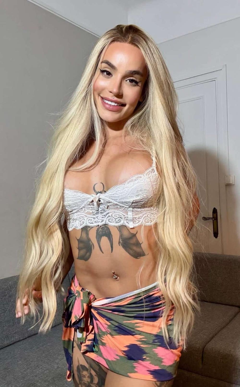 Coral sexy y caliente latina a