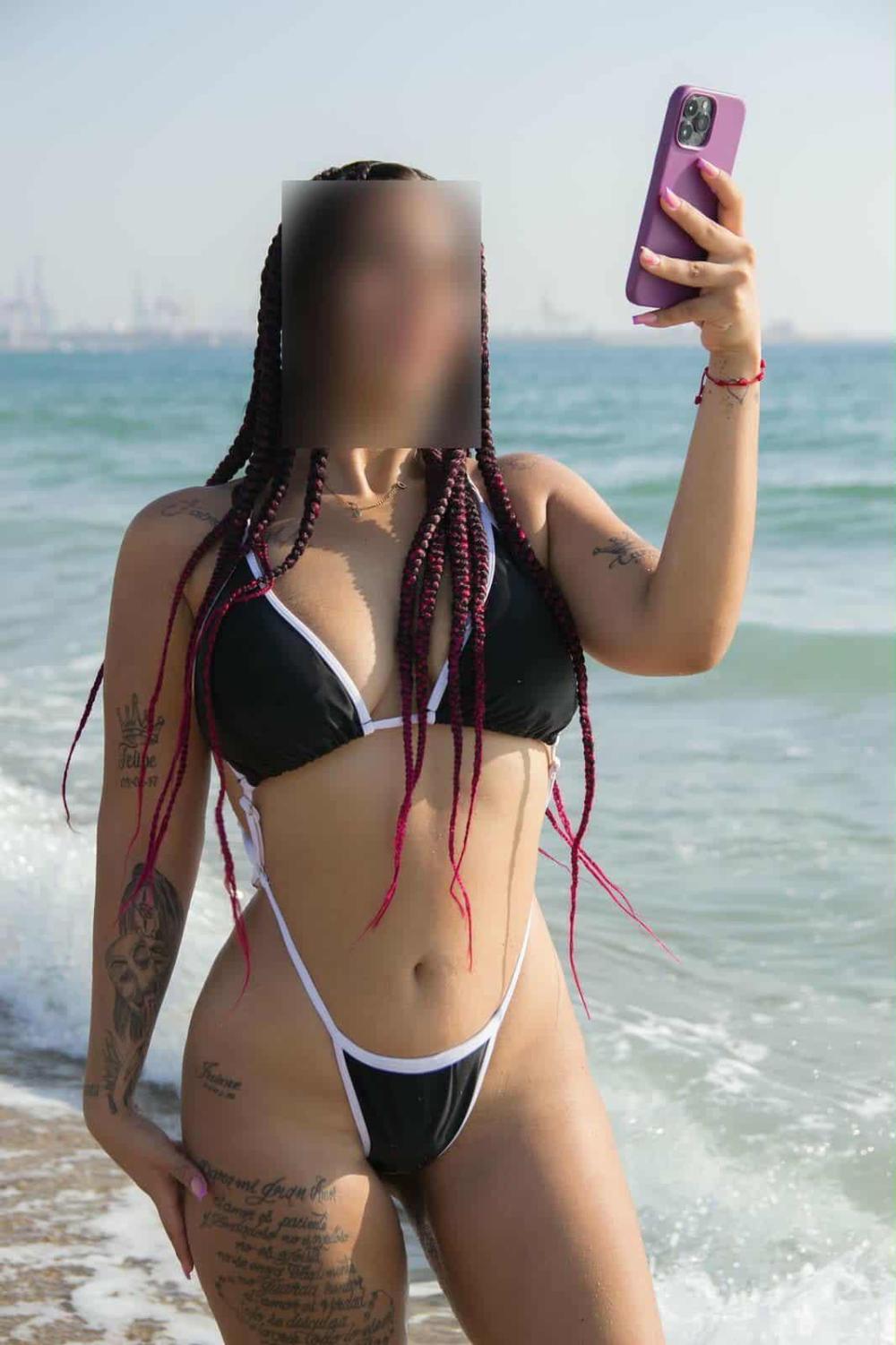 JOVEN  FIESTERA  Y TRAVIESA